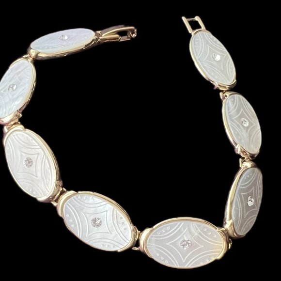 MONET Natural Rainbow Mother of Pearl Shell Bracelet - 7 1/2" inches - Picture 4 of 7